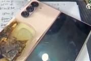 工地小伙13999買三星折疊屏充電時冒煙：網友喊話買華為不好嗎
