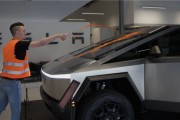 特斯拉Cybertruck再遭環保人士攻擊：全身被潑黃色油漆