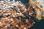 如何理解黃金市場的技術指標與基本面分析？這些分析方法如何相互補充？