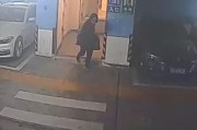 制作套牌潛入小區車庫，兩名男子偷茅臺酒被抓獲