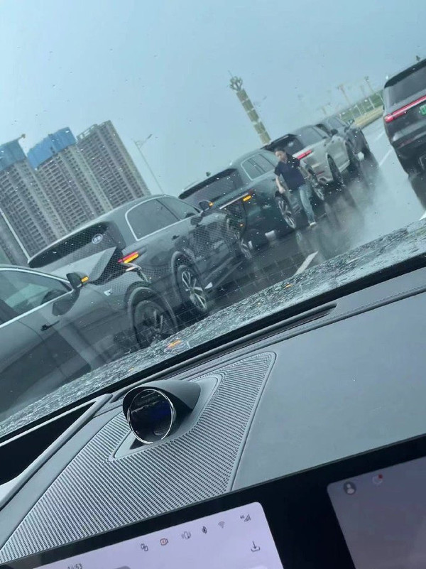 理想高管回應連環撞車事件：雨天路滑 車距太近