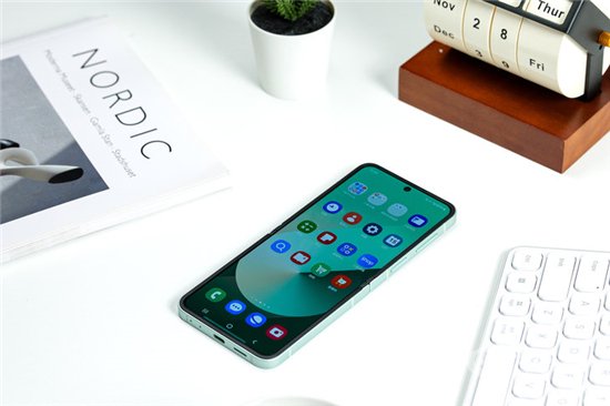首款驍龍8 Gen3小折疊 三星Galaxy Z Flip6手機(jī)評測