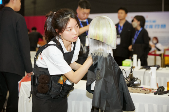 中國東方教育旗下歐曼諦代表隊在2024年四川美業職業技能競賽中勇摘12金