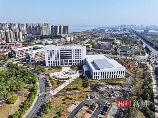 1000萬美元！知名校友穩健醫療董事長李建全捐贈的這棟樓落成投用