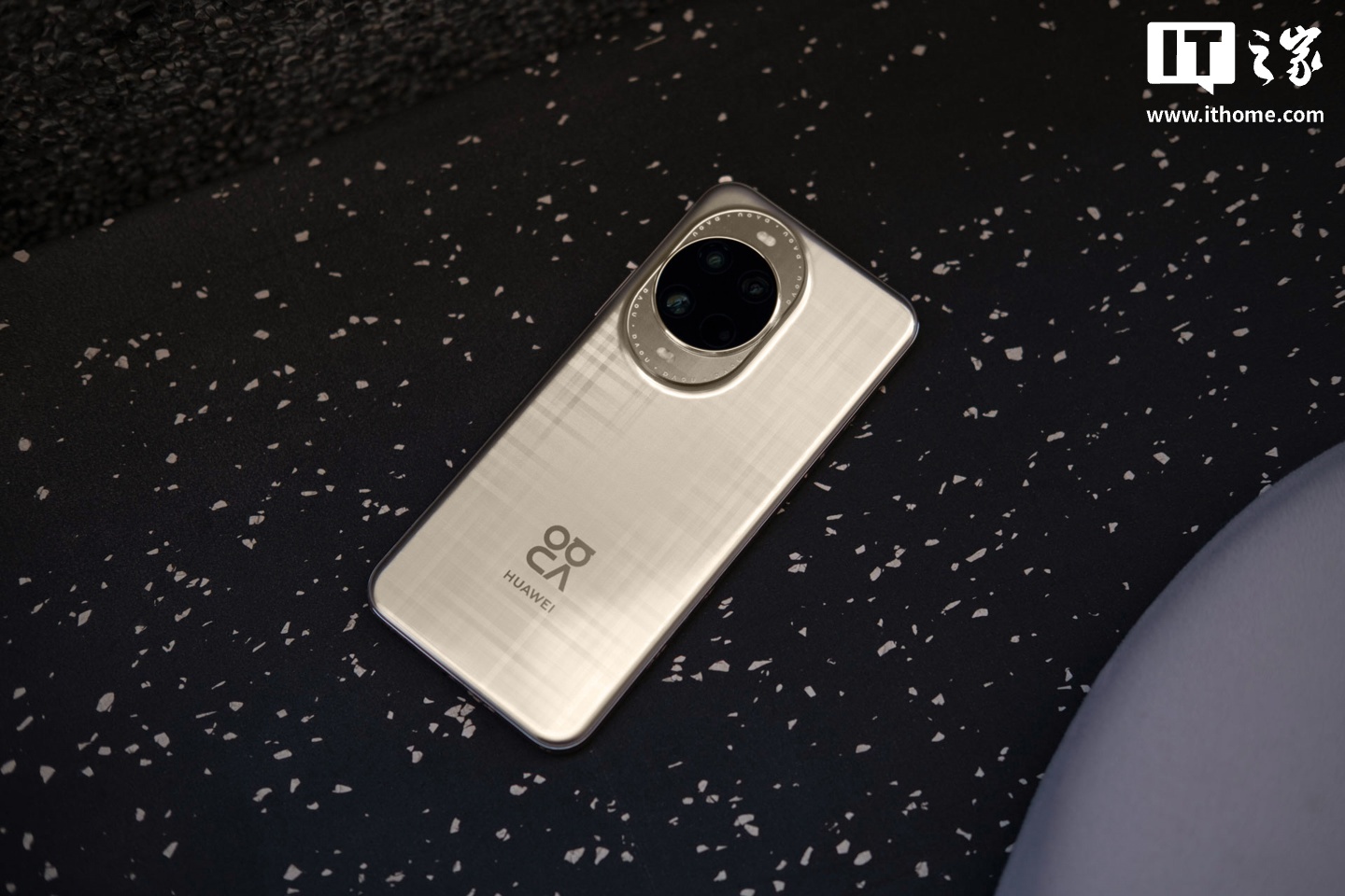 【IT之家圖賞】華為 nova 14 Ultra 實拍：全新星耀環、經典格紋，一眼吸金