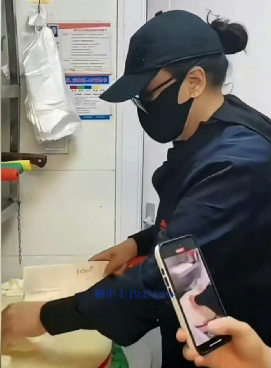 蹭熱度自爆！張蘭進麻六記后廚直播被曝無健康證不洗手切菜